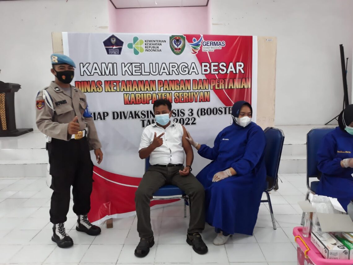 Personil Polsek Seruyan Hilir, Polres Seruyan terus lakukan pengamanan kegiatan vaksinasi, Rabu (16/02/2022). Foto : Tbn