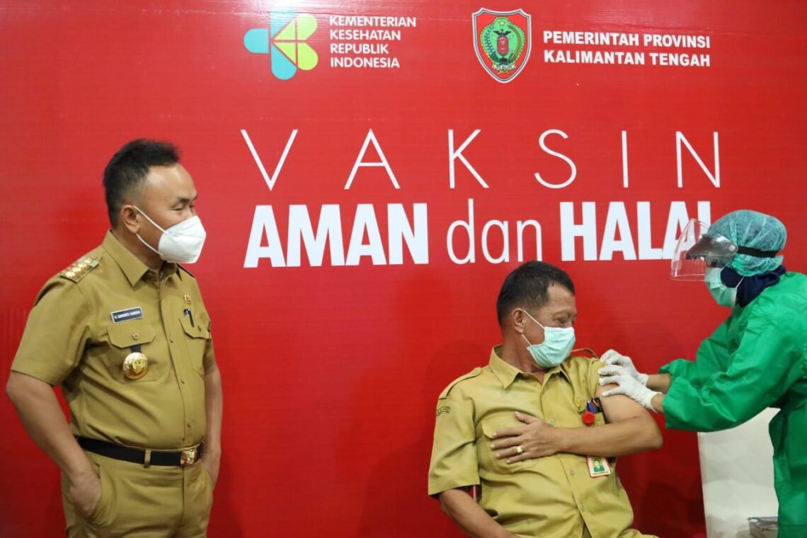 Gubernur Kalteng H Sugianto Sabran saat memantau vaksinasi kepala SOPD dan ASN di lingkup Pemprov Kalteng, Selasa (16/3/2021). Foto : Ist