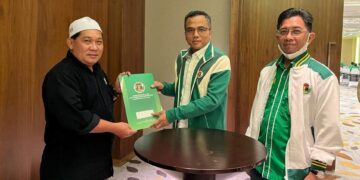 Sekjen DPP PPP Serahkan SK DPC PPP Kabupaten Kapuas Kepada Darwandi