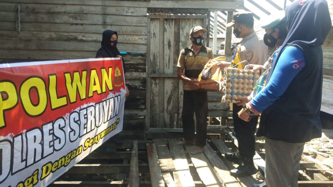 Kapolres Seruyan melalui Waka Polres Seruyan Kompol Yudha Setiawan, S.H., S.I.K melaksanakan Seruyan Berbagi Sembako ke Masyarakat (SergiKomas) dengan memberikan bantuan sembako kepada warga kurang mampu di Jl AIS Nasution Desa Sungai Undang Kecamatan Seruyan Hilir, Kabupaten Seruyan, Jumat (16/4/2021). Foto : Tbn