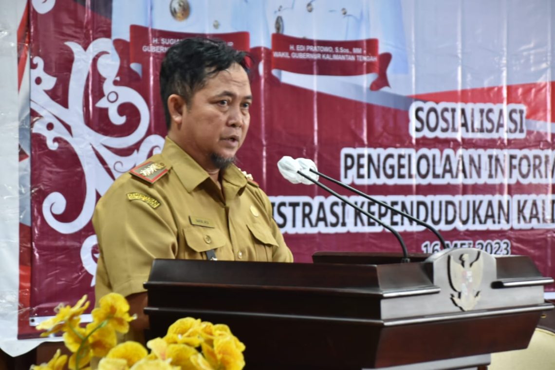 Kepala Dinas Kependudukan dan Pencatatan Sipil Prov. Kalteng Saiful membacakan sambutan Sekda