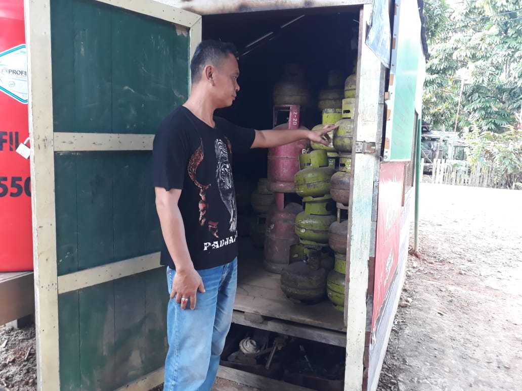 Dalam rangka menjaga ketersediaan stok LPG 3 Kg di Wilayah Hulum Polres Seruyan, Sat Intelkam Unit II Ekonomi dan Polsek Jajaran melaksanakan monitoring ketersediaan stok LPG 3 Kg khususnya di pihak pangkalan, Minggu (16/5/2021). Foto : TN