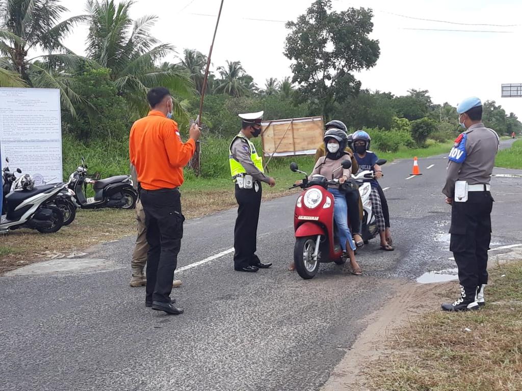 Satuan Lalu Lintas (Satlantas) Polres Seruyan Polda Kalteng, dengan menghimbau kepada para pengendara yang melintas di jalan Kuala Pembuang Kab. Seruyan, Kalteng, Minggu (16/5/2021). Foto : Tbn