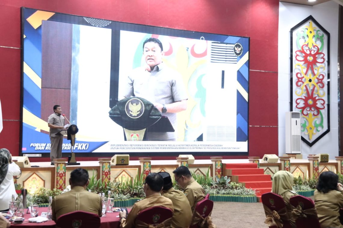 Wakil Gubernur Kalteng, H. Edy Pratowo, saat menandatangani Butir-Butir Pernyataan Komitmen Bersama antara Gubernur Kalteng dan Bupati/Wali Kota di 14 Kabupaten/Kota se-Kalteng