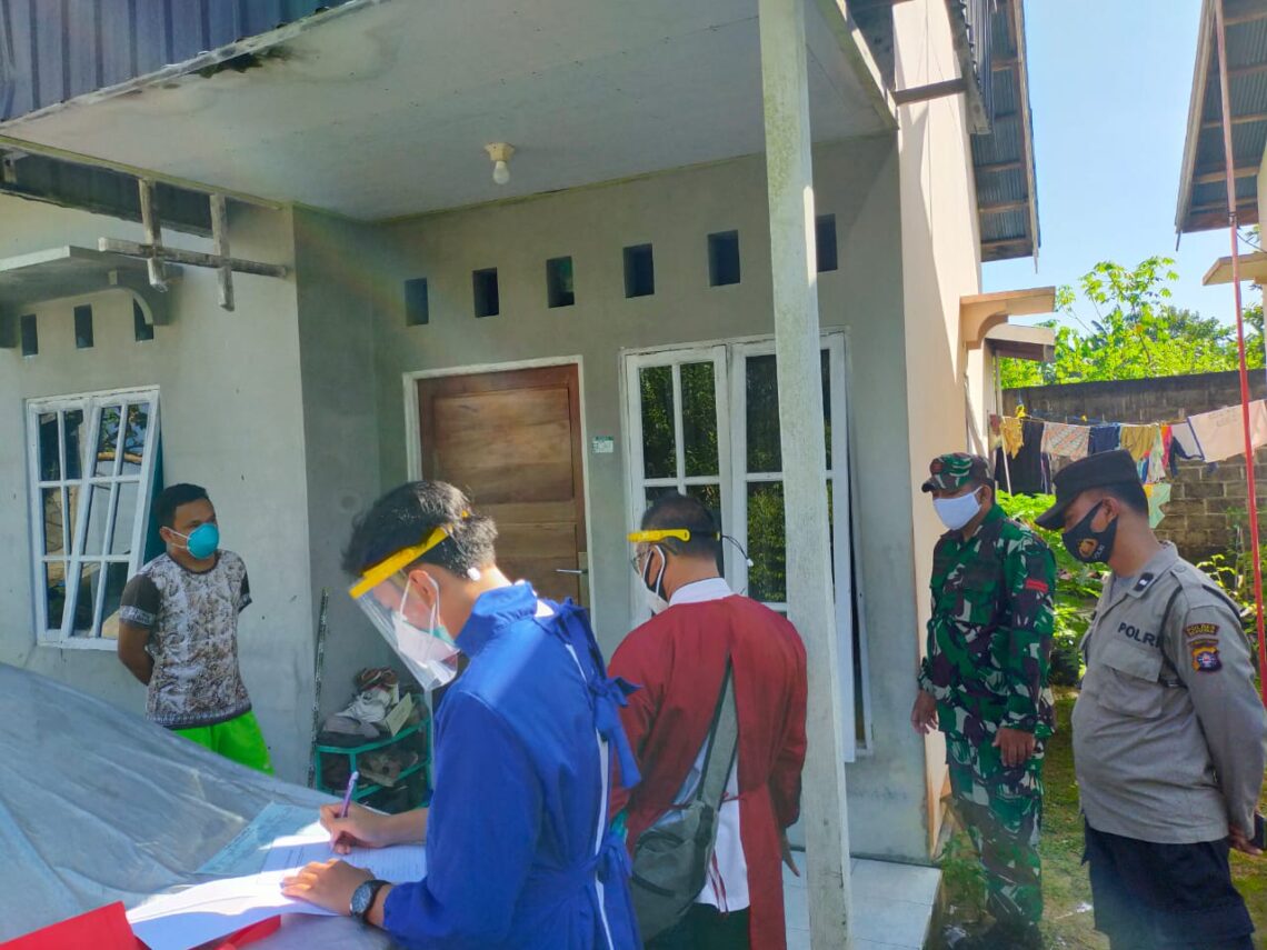 Dalam rangka pendataan dan usaha pencegahan penyebaran Virus Covid-19 segala upaya dilakukan oleh Satgas Penanganan Covid. Salah satunya dengan Tracing, Rabu (16/6/2021). Foto : Tbn