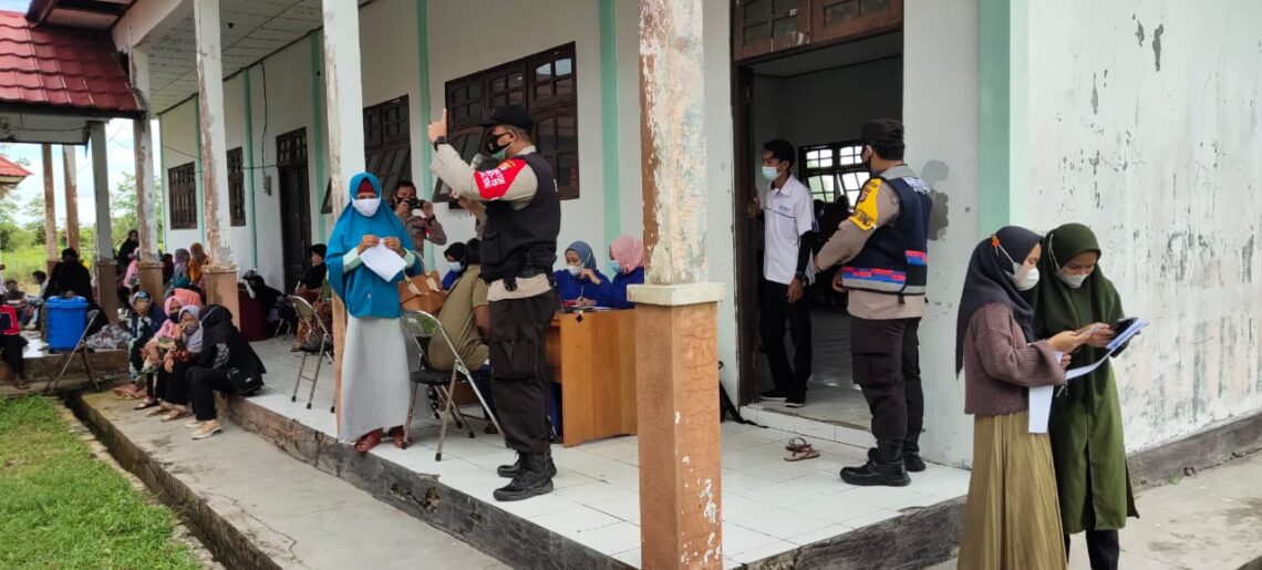 Polsek Seruyan Hilir melaksanakan pengamanan dan monitoring kegiatan vaksinasi Covid-19 di Aula Kecamatan Seruyan Hilir Timur, Rabu (16/6/2021). Foto : Tbn