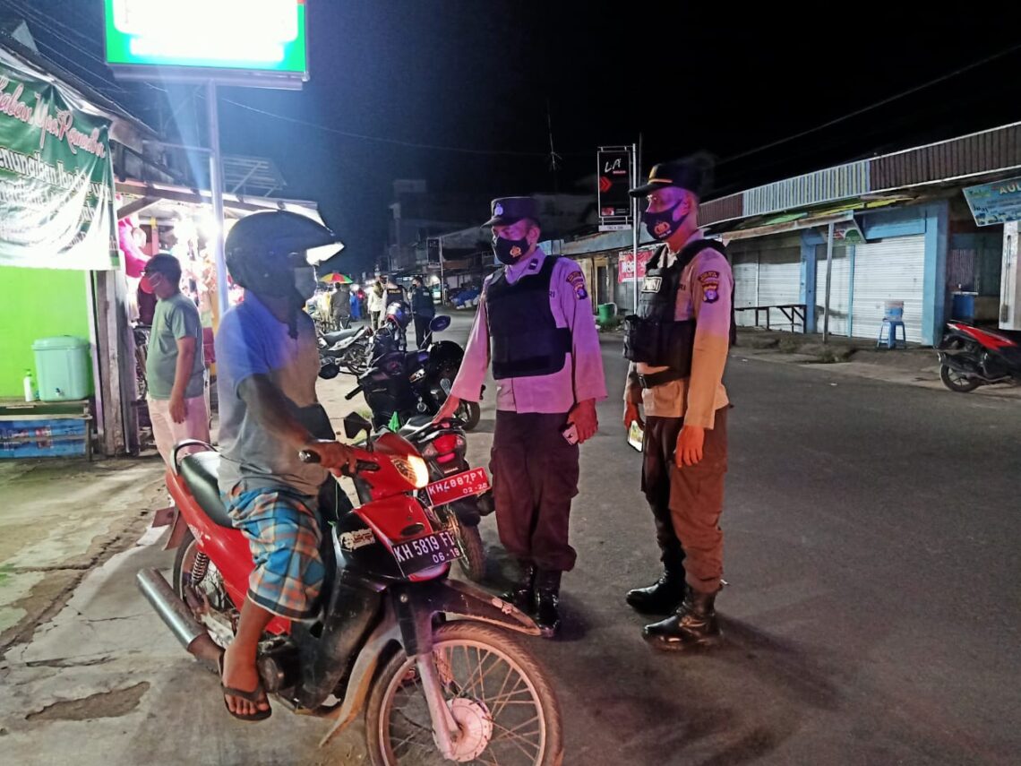 Sinergitas dan kekompakkan anggota Polri Serta Sat Pol PP di Kabupaten Seruyan Provinsi Kalimantan Tengah terus ditunjukkan dalam berbagai kesempatan, Selasa (15/06/2021) Pukul 21.00 Wib. Foto : Tbn