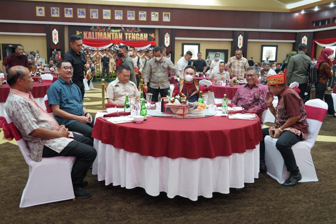 Ramah tamah dan jamuan santap malam Gubernur Kalteng H. Sugianto Sabran bersama Kasad Jenderal TNI Dudung Abdurachman, Sekjen DPP PDI-P Hasto Kristiyanto, Gubernur Kalimantan Utara Brigjen. Pol. (Purn.) Zainal Arifin Paliwang serta Rektor Perguruan Tinggi Negeri se-Indonesia. Foto : Ist