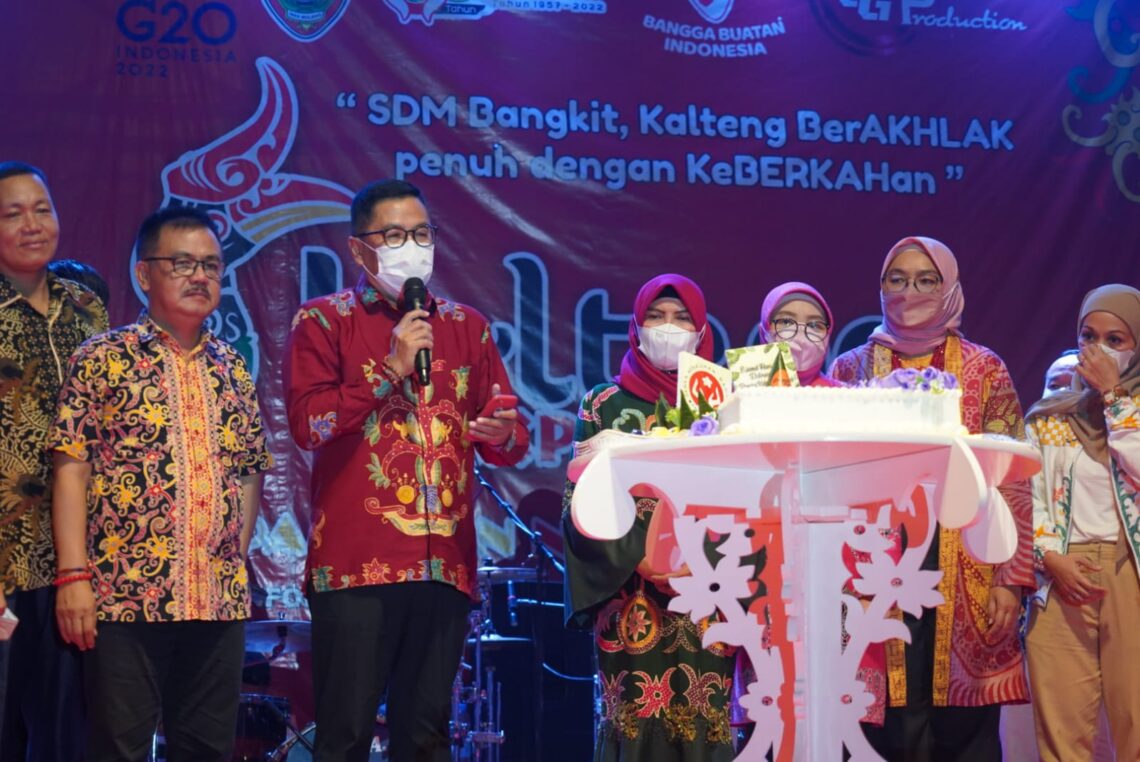 Asisten Bidang Perekonomian dan Pembangunan Setda Prov. Kalteng Leonard S. Ampung saat memberikan sambutan