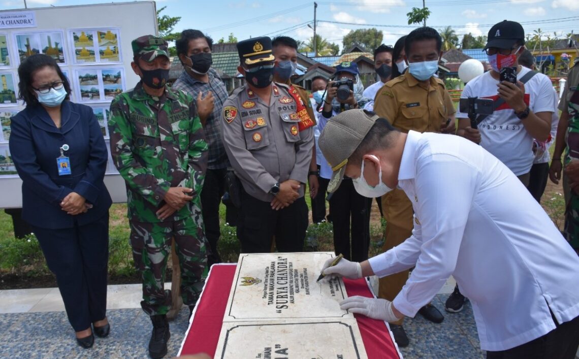 Bupati Kapuas Ben Brahim S Bahat menandatangani prasasti peresmian Tugu Makam Pahlawan (TMP) Kencana dan TMP Surya Candra Anjir Serapat Kapuas Timur, Senin (16/8/2021). Foto : Lg