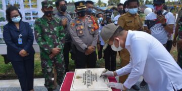 Ben Resmikan Tugu TMP Kencana dan TMP Surya Candra Kapuas Timur