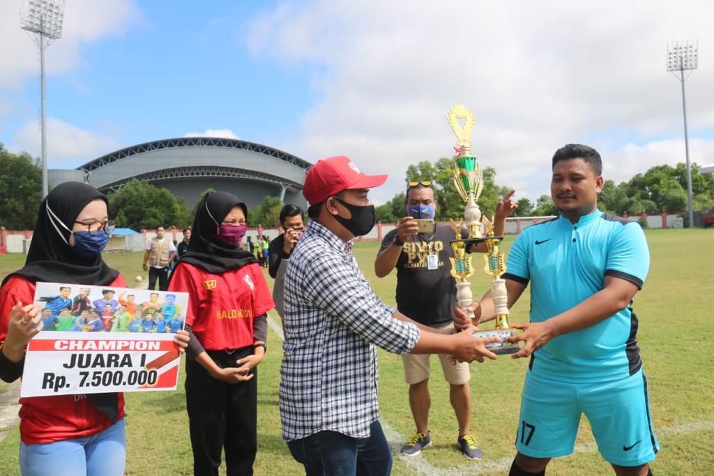 Penyerahan piala dan hadiah kepada Persepun FC peserta Tropeo Sahabat Milineal 2020, Minggu (16/8/2020). Foto : Ist