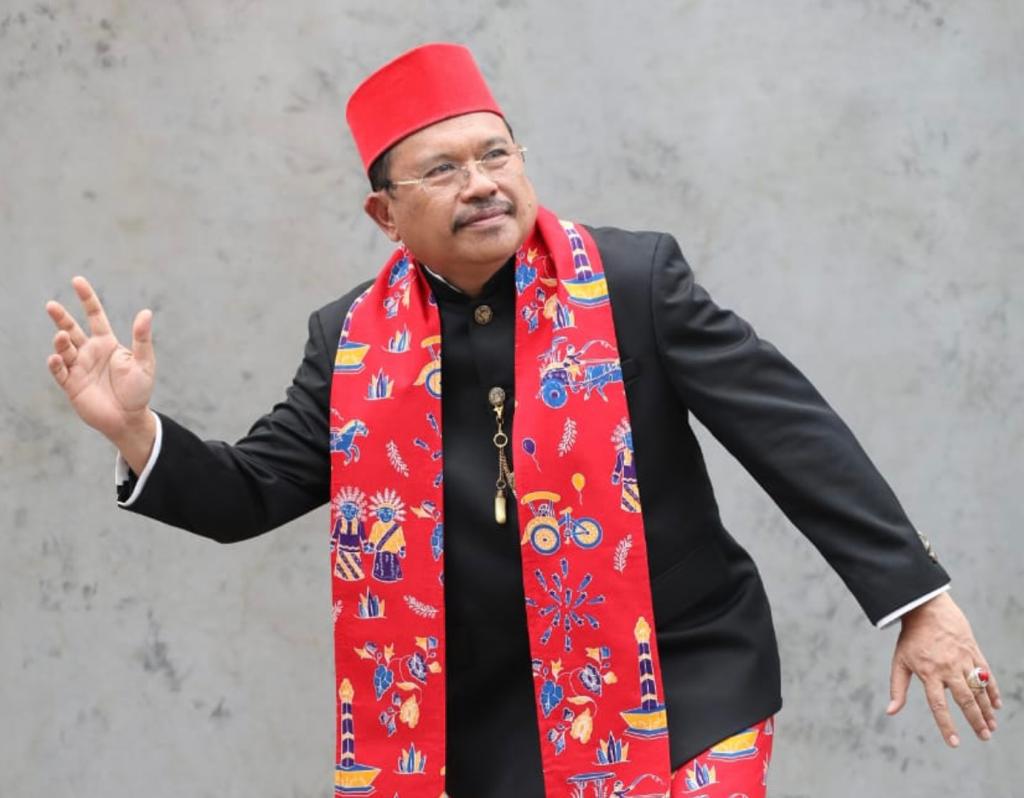 Sekretaris Daerah Prov. Kalteng H. Nuryakin menggunakan Busana Daerah