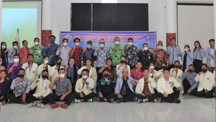 Rektor IAHN-TP, DR Mujiono, S.Ag, M.Ag dan pejabat rektorat foto bersama dengan pemateri dan Mahasiswa peserta pelatihan Publisitis dan Jurnalis di Aula setempat, Kamis (15/9/2022). Foto : Ist