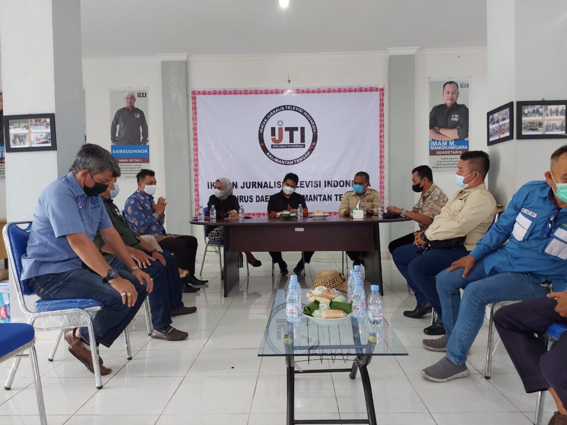 Komisioner Komisi Penyiaran Indonesia Daerah (KPID) Kalimantan Tengah yang dipimpin oleh Wakil Ketua, Chris Philip Alessandro, melakukan silaturahmi dengan jajaran pengurus dan anggota organisasi profesi jurnalis televisi, dan diterima langsung oleh Ketua IJTI Kalteng, H. Tantawi Jauhari di Gedung IJTI Kalteng di Palangka Raya, Rabu (16/9/2021). Foto : Ist