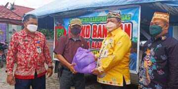 Peduli Banjir, Diskominfo dan Jurnalis Kapuas Salurkan Bantuan