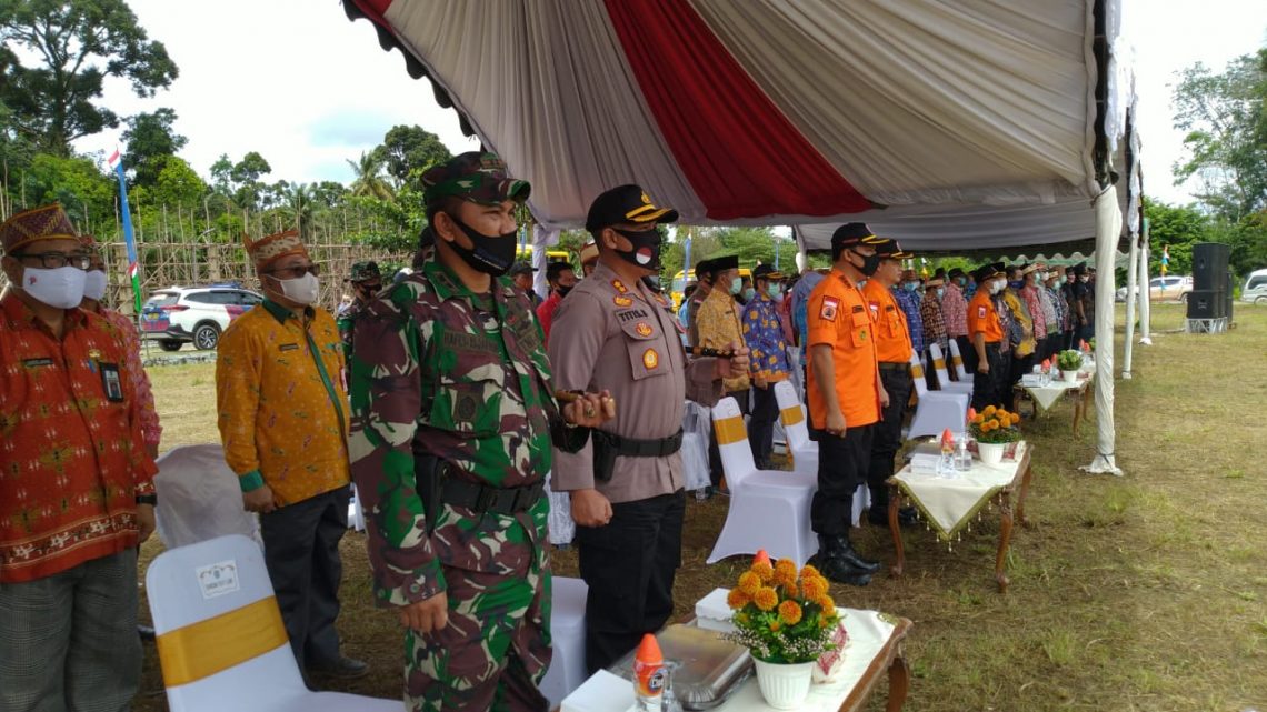 Bupati Lamandau, H. Hendra Lesmana memimpin jalannya Apel Siaga dan Penggelaran Peralatan dalam rangka menghadapi bencana kebakaran hutan dan lahan (Karhutla) di wilayah Kabupaten Lamandau tahun 2020 di Lapangan Sepakbola Desa Batu Hambawang Kecamatan Sematu Jaya Kabupaten Lamandau Kalimantan Tengah. Foto : By