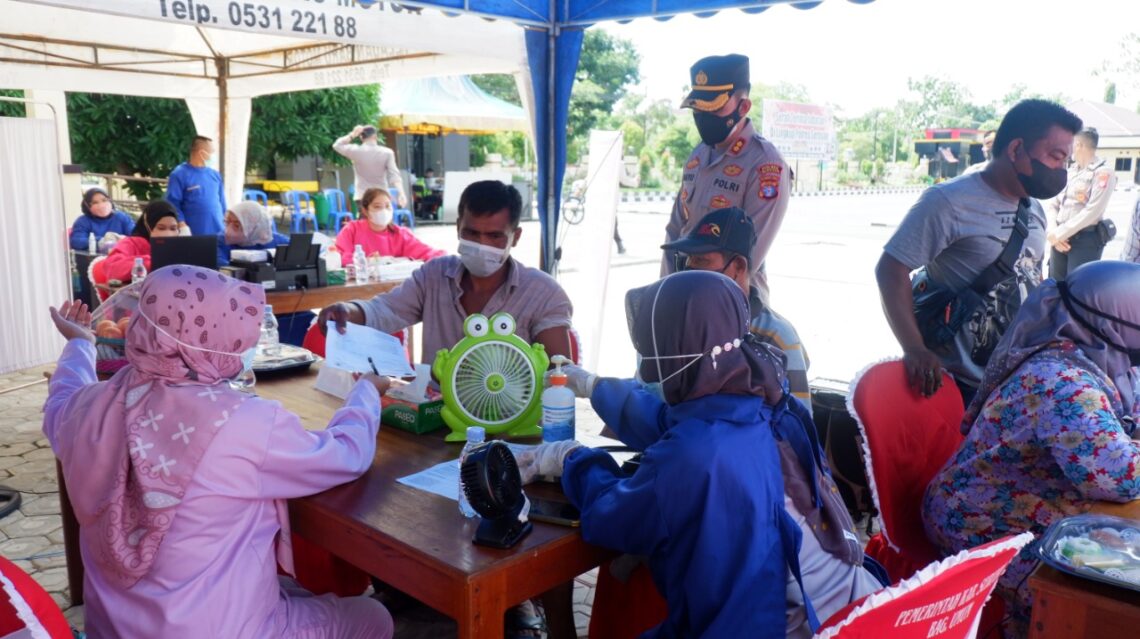 Kapolres Seruyan AKBP Bayu Wicaksono, S. H., S.I.K., Msi. semangati tenaga kesehatan yang sedang melakukan kegiatan Serbuan Batalyon Vaksinator Polda Kalimantan Tengah. Foto : Tbn