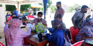 Kapolres Seruyan Semangati Tenaga Kesehatan Saat  Vaksinasi