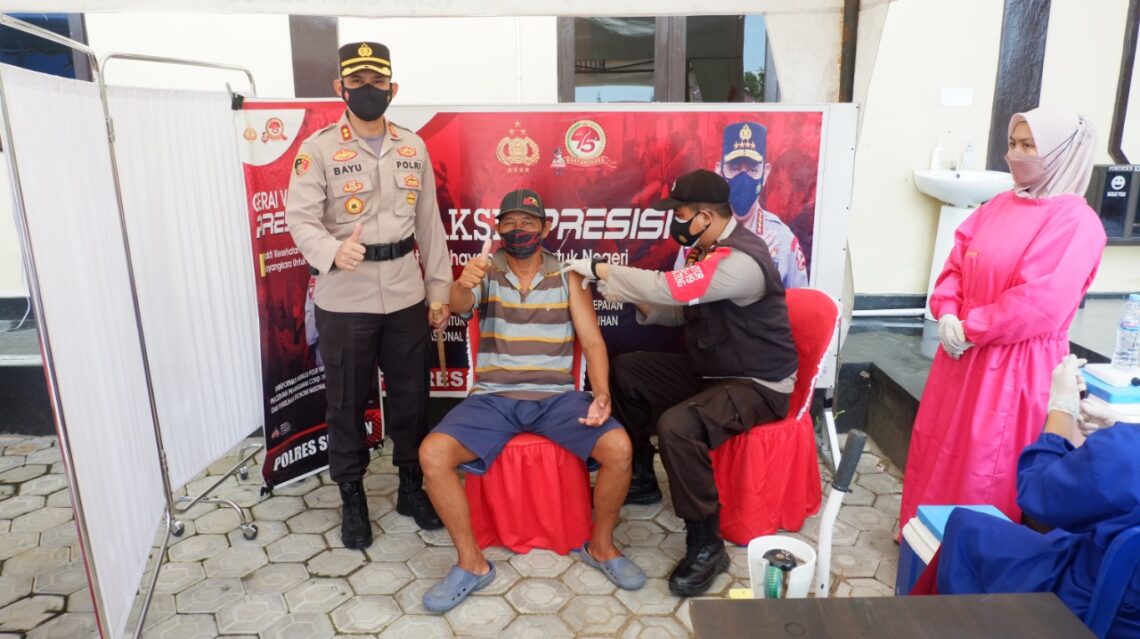 Polres Seruyan kembali menggelar kegiatan Serbuan Batalyon Vaksinator Polda Kalimantan Tengah saat Vaksinasi Massal di Gerai Vaksin Presisi yang pelaksanaannya di halaman Mapolres Seruyan Jalan Ahmad Yani Kuala Pembuang Kecamatan Seruyan Hilir Kabupaten Seruyan, Sabtu (16/10/2021). Foto : Tbn