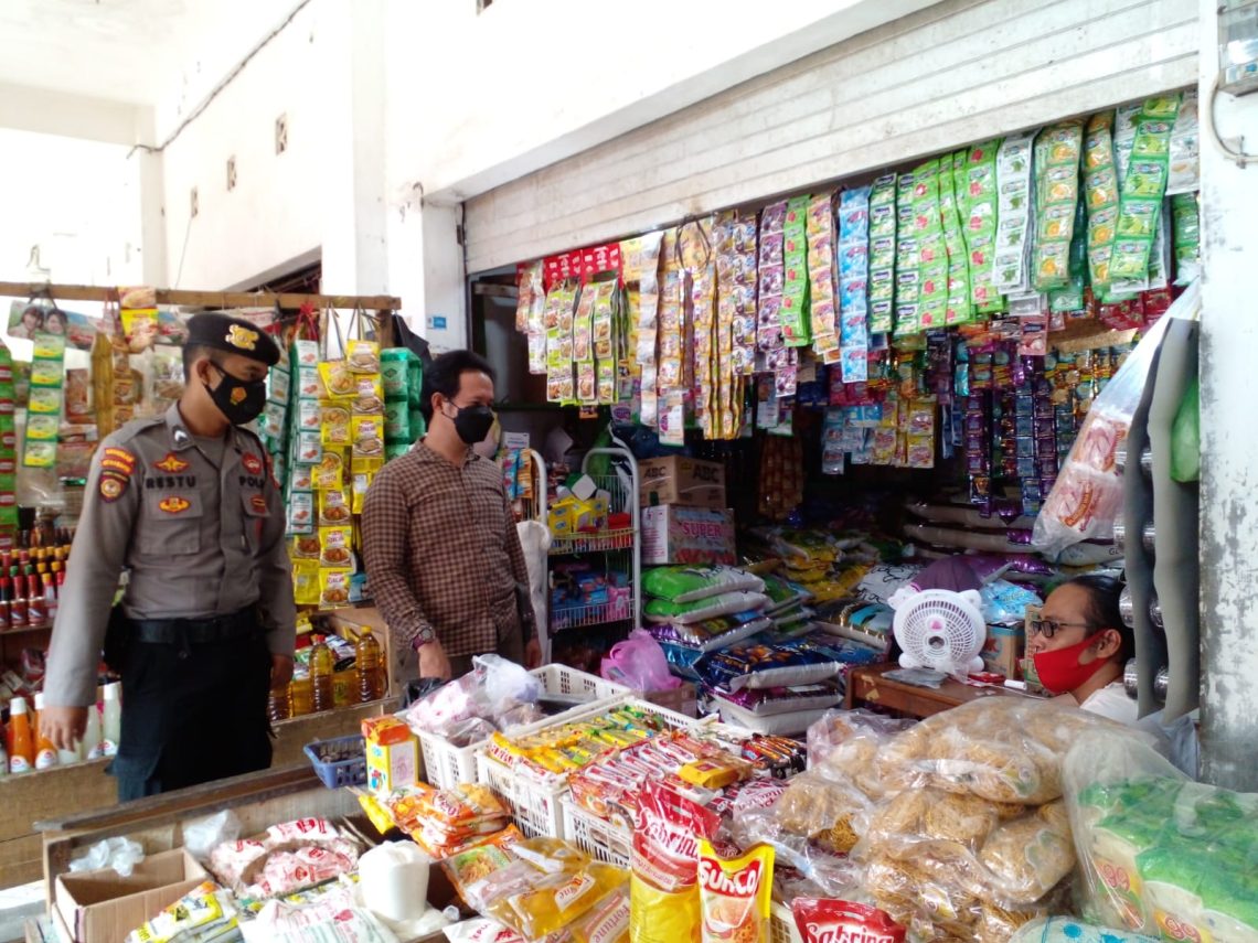 Personil Gabungan Polres Seruyan jajaran Polda Kalteng, melaksanakan pendisiplinan terhadap prokes kepada masyarakat Kuala Pembuang  secara rutin dengan melaksanakan giat Operasi Yustisi, Minggu (16/10/2022). Foto : Tbn