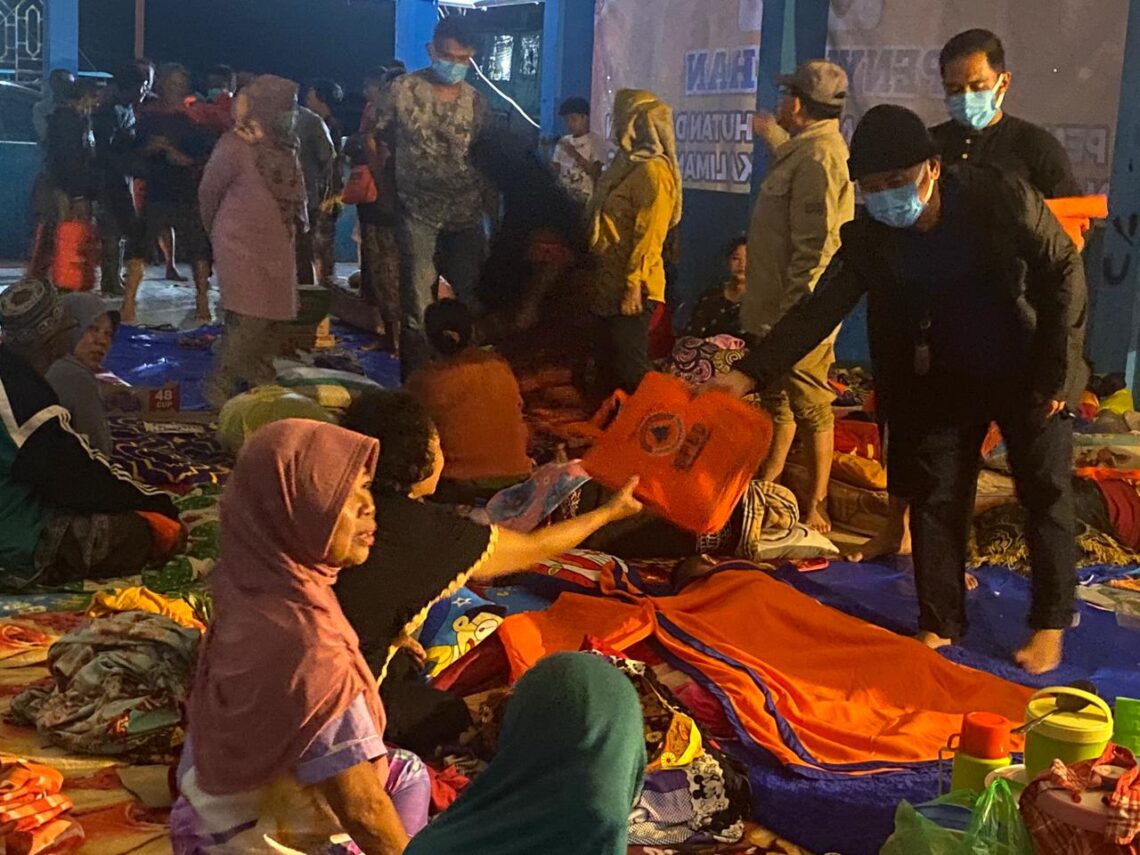Gubernur Kalteng, H Sugianto Sabran bersama Wali Kota Palangka Raya memantau para pengungsi banjir di Kota Palangka Raya, Senin (16/11/2021) malam. Foto : Ist