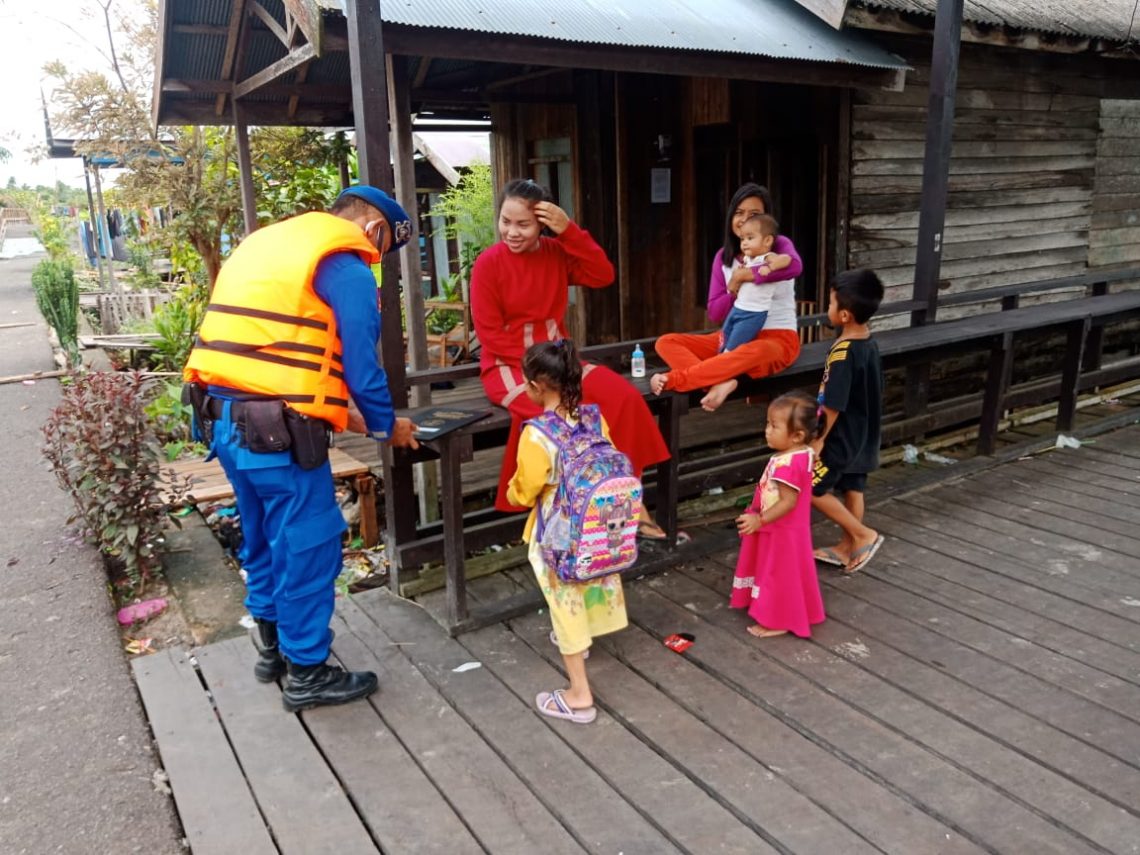 Patroli dan sambang Masyarakat pesisir, anggota juga menitipkan pesan kepada masyarakat untuk tetap menjaga Kesehatan dan mentaati Protokol Kesehatan. Minggu (17/01/2021 ) pukul 10.00 Wib. Foto : Tbn
