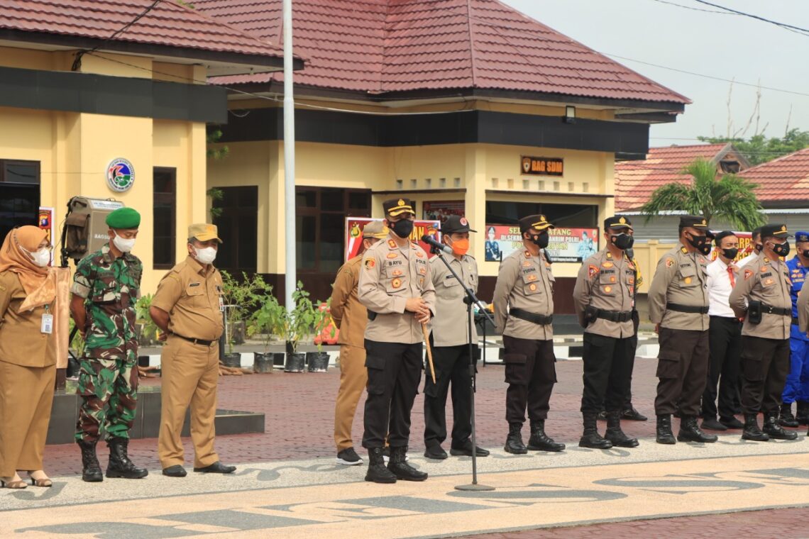 Kapolres Seruyan AKBP Bayu Wicaksono S.H., S.I.K., M.Si memimpin apel untuk memberikan arahan yang dilaksanakan di halaman Mapolres Seruyan di Kuala Pembuang, Selasa (18/01/2022). Foto : Tbn