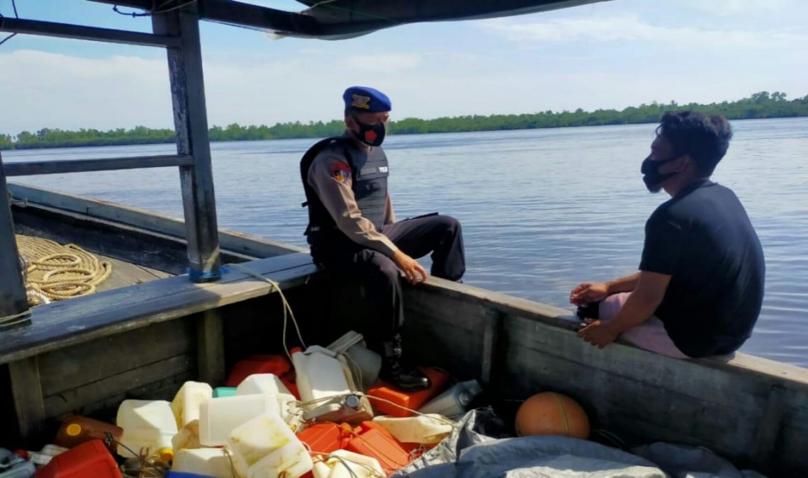 Satpolairud, Polres Seruyan, Polda Kalteng terus ditingkatkan pada saat Patroli dan sambang Masyarakat pesisir, anggota juga menitipkan pesan kepada masyarakat untuk tetap menjaga Kesehatan dan mentaati Protokol Kesehatan. Rabu (17/02/2021). Foto : Tbn