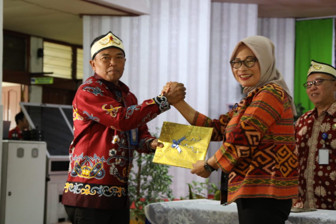 Serah Terima Jabatan Kepala LPP RRI Palangka Raya dari Apral Miswirawan kepada Dwi Korianingsih. Foto : Ist/mmc