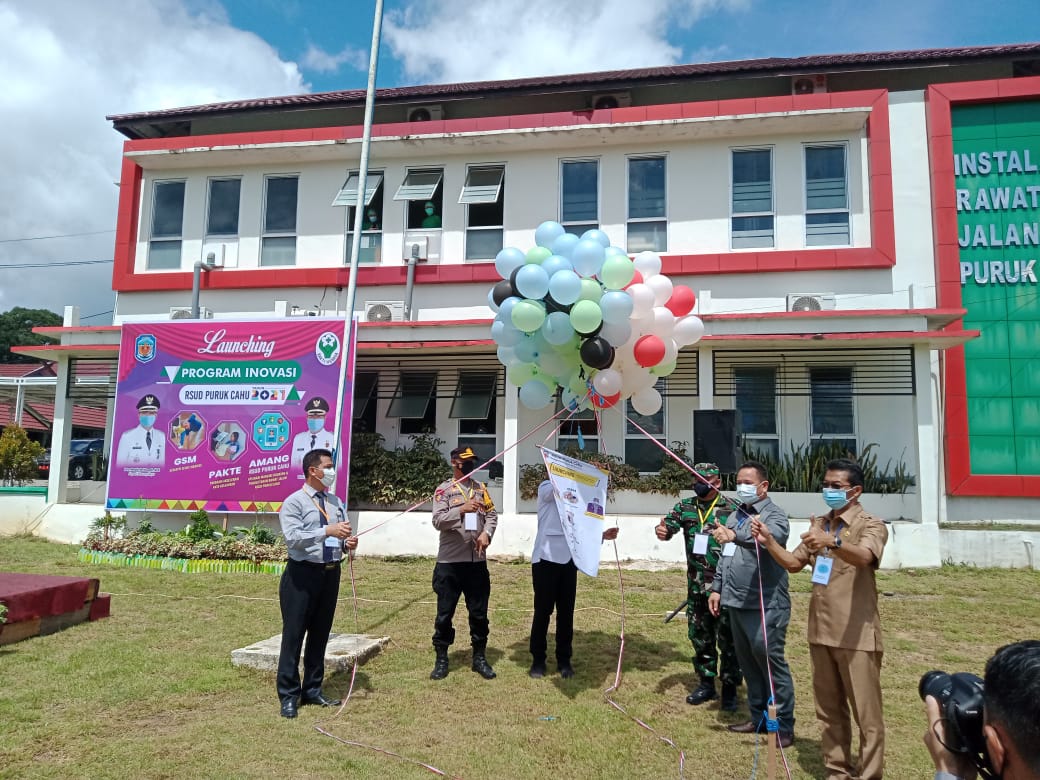 Bupati Murung Raya, ketua DPRD Mura, Waka Polres, Kasdim dan Dirut RSUD Puruk Cahu  saat pelepasan balon pertanda program inovasi sudah dilaunching, Selasa (16/2/2021). Foto : Kpl