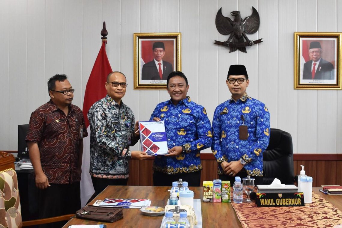 Wakil Gubernur Kalteng H. Edy Pratowo saat menerima Ikhtisar Hasil Pengawasan BPKP Kalteng tahun 2022 dari Kepala Perwakilan BPKP Prov. Kalteng Bambang Ari Setiono. Foto : Ist