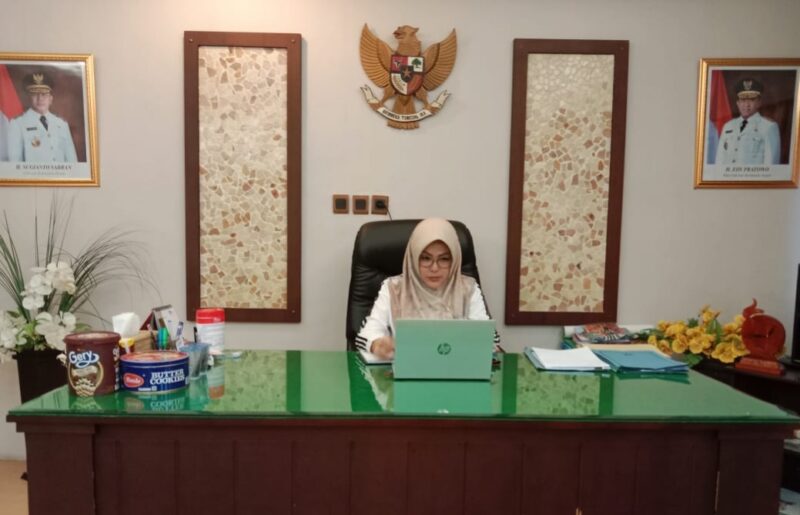 Plt. Kadis Budpar Prov. Kalteng, Hj. Adiah Chandra Sari Saat Mengikuti Pertemuan bersama Menparekraf, Sandiaga Uno Secara Virtual, Rabu (16/3/2022)