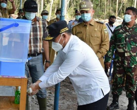 Cuci Tangan - Gubernur Kalteng Sugianto Sabran, memasangkan mencuci tangan sebelum dan sesudah aktifitas, saat mengunjungi daerah, beberapa waktu lalu. Foto : Ist