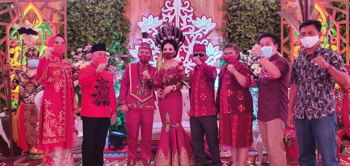 Ketua DAD Kalteng H Agustiar Sabran - Aisyah Tisia Bianty foto bersama dengan Gubernur H Sugianto Sabran-Ivo Sugianto usai prosesi Kawin Adat Dayak Ngaju, RAbu (17/3/2021). Foto : Ist