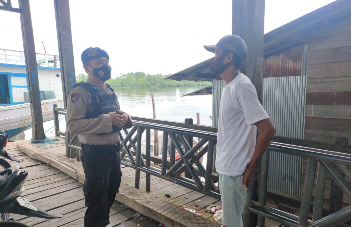 Satpolairud Polres Seruyan Polda Kalteng melaksanakan kegiatan Patroli  dan Sambang masyarakat pesisir di sekitar bantaran Sungai Seruyan, Foto : Tbn