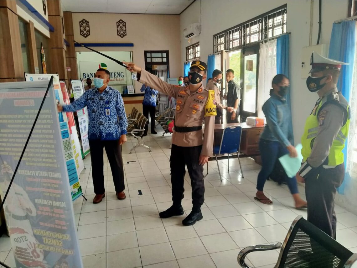 Kapolres Seruyan AKBP Bayu Wicaksono S.H., S.I.K., M.Si. melakukan pengecekan langsung terhadap Pelayanan masyarakat, di Kantor Samsat Kabupaten Seruyan Provinsi Kalimantan Tengah, Rabu (17/03/2021) pukul 09.00 WIB. Foto : Tbn
