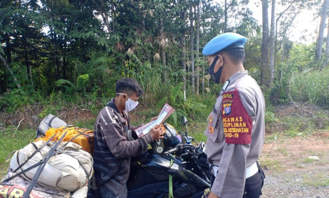 Polsek Seruyan Tengah Sosialisasikan Maklumat Larangan Karhutla Kapolda Kalteng, Rabu (17/3/2021). Foto : Tbn