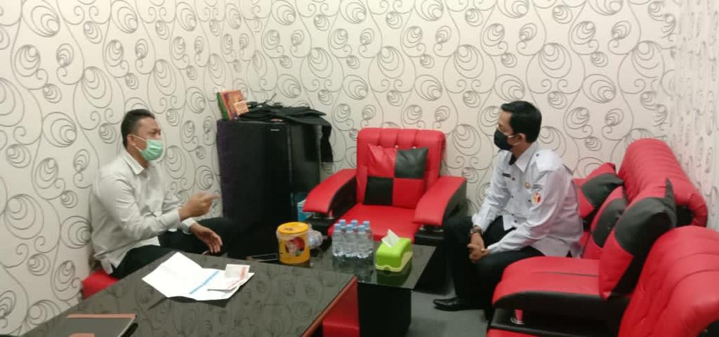 Dalam mengakhiri masa tugas Gakkumdu, Bawaslu Kab. Seruyan, Sabtu (17/4/2021) yang diwakili oleh Atep Budiman Sanggwijaya melakukan pertemuan sekaligus silaturahmi dengan Kasat Intelkam Polres Seruyan Iptu Moh. Rochim, S. Sos. Foto : Tbn