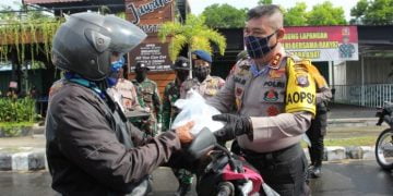 Bantu Masyarakat Akibat Covid-19, TNI-POLRI Bagikan 2.000 Nasi Kotak