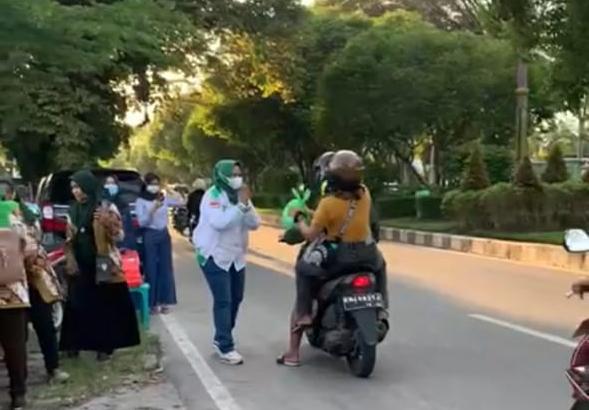 Ketua DPC PPP Kota Palangka Raya, Noni Ermirawati SP saat membagikan Ta'jil didepan kantor sekretariat DPC PPP Kota Palangka Raya, Jalan Pangeran Diponegoro, Minggu (17/4/2022). Foto : Ton