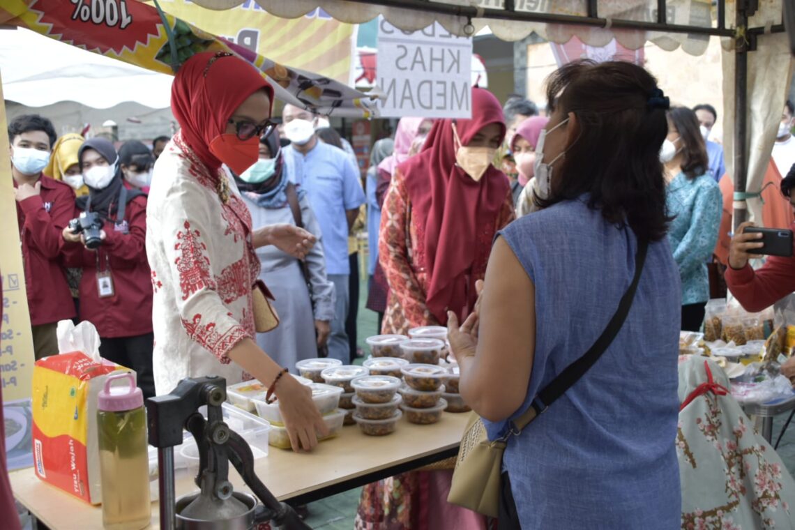 Ketua Dekranasda Prov Kalteng Ivo Sugianto Sabran saat membeli produk pelaku IKM dalam event Gebyar Safari Ramadhan