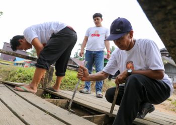 Keseruan OMG Kalteng Gotong Royong Perbaiki Madrasah Aliyah di Katingan