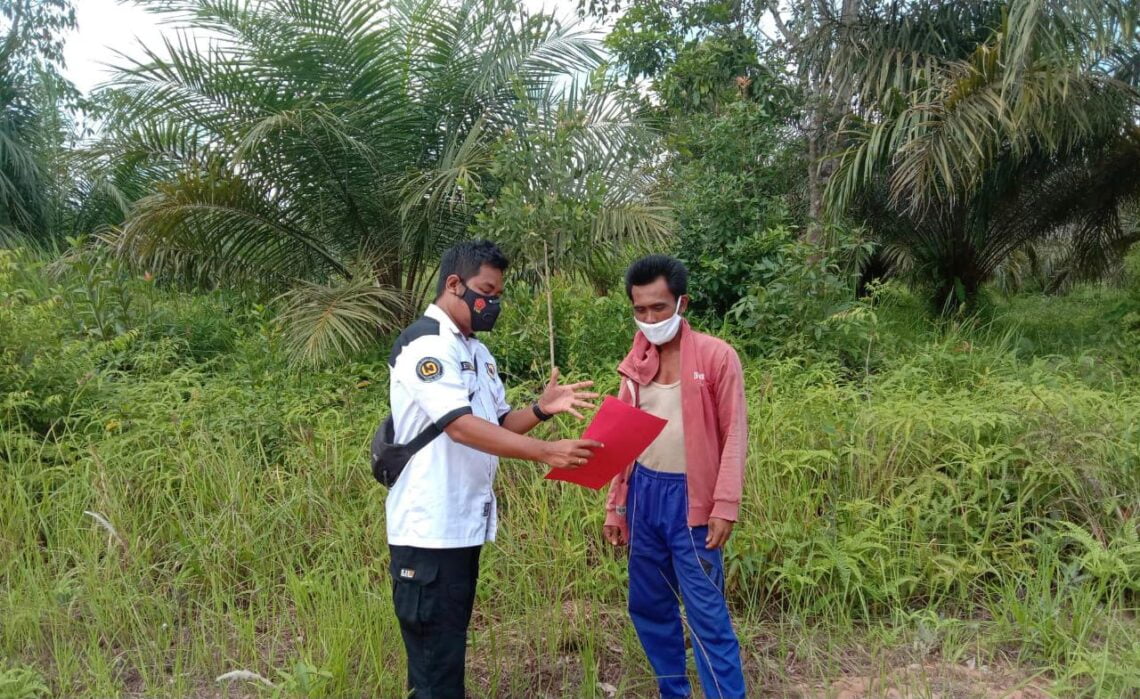 Polsek Danau Sembuluh meskipun personil menjalankan kegiatan Ibadah Puas, tetap laksanakan Sosialisasi Kebakaran Hutan dan Lahan di Desa Sembuluh 2 Kecamatan Danau Sembuluh Kabupaten Seruyan Provinsi Kalteng, Sabtu (17/04/2021). Foto : Tbn
