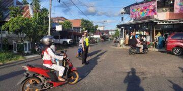 Giat Rutin Personil Sat Lantas Polres Seruyan Lakukan Pengaturan Lalin di Sore Hari