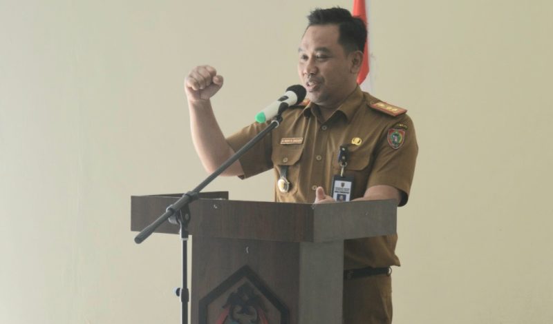Plt. Kadisbun Prov. Kalteng Rizky R. Badjuri saat membuka kegiatan Launching Platform SIPKEBUN
