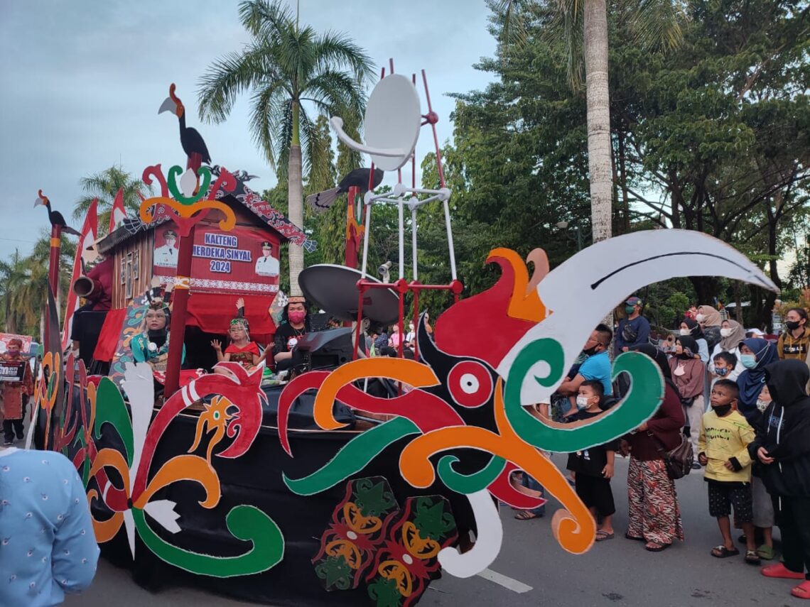 Diskominfosantik Prov. Kalteng menggunakan mobil hias bertajuk Burung Tingang