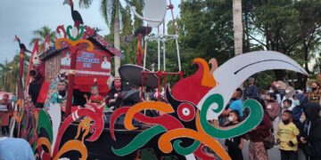 Diskominfosantik Prov. Kalteng Ikut Meriahkan Pawai FBIM 2022