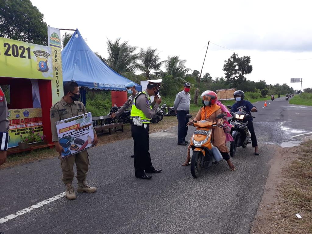 Satuan Lalu Lintas (Satlantas) Polres Seruyan Polda Kalteng. Salah satu kegiatan, dengan menghimbau kepada para pengendara yang melintas di jalan di Kuala Pembuang Kab. Seruyan, Kalteng, Senin (17/5/2021). Foto : Tbn