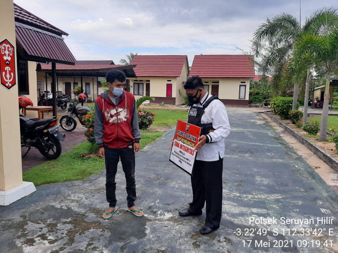 Kepolisian Sektor Seruyan Hilir, Polres Seruyan, melaksanakan giat sosialisasi dan tindak lanjut pembangunan Zona Integritas (ZI) menuju wilayah bebas dari korupsi (WBK) dan Wilayah Birokrasi Bersih dan Melayani (WBBM) Tahun 2021,Senin (17/05/2021) siang. Foto : Tbn